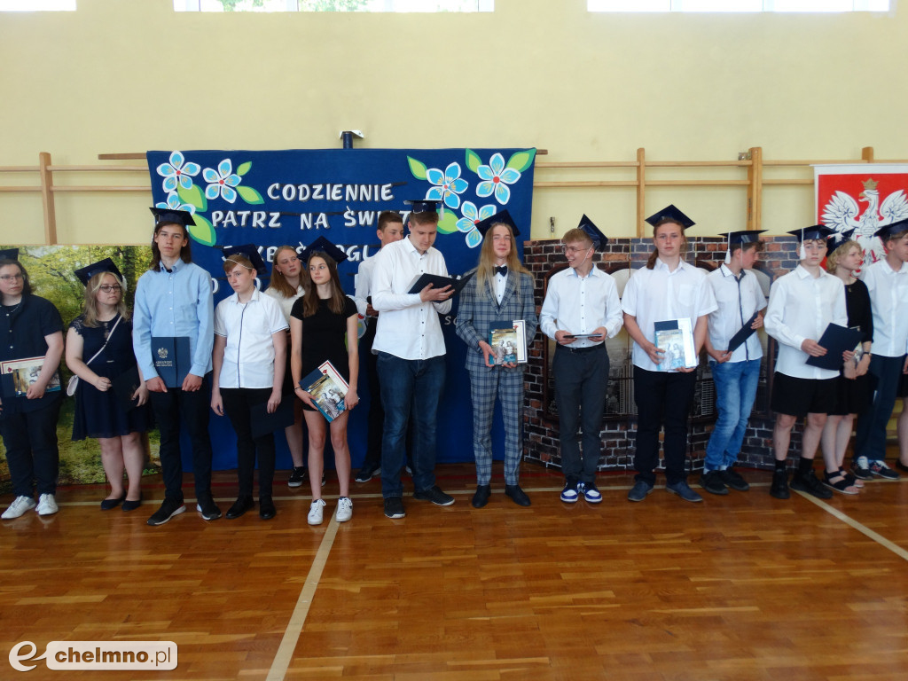 Wzruszeni uczniowie VIII klas z Czwórki