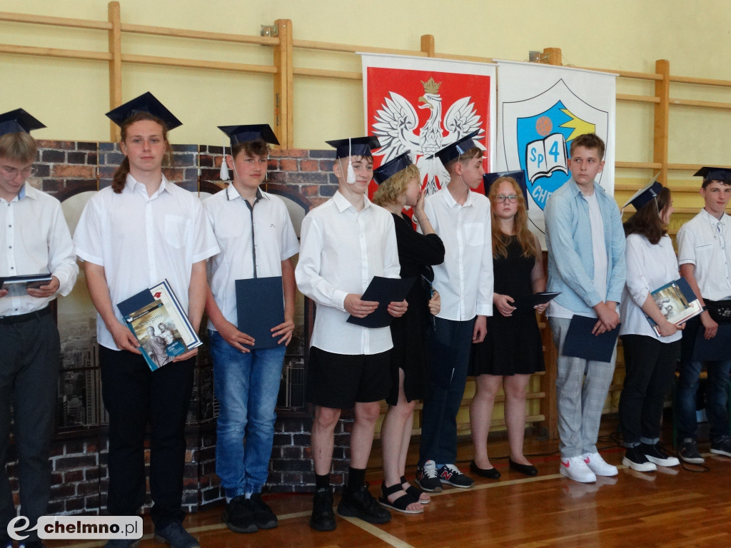 Wzruszeni uczniowie VIII klas z Czwórki