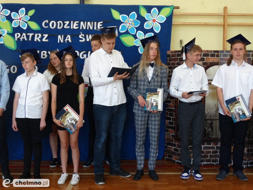 Wzruszeni uczniowie VIII klas z Czwórki