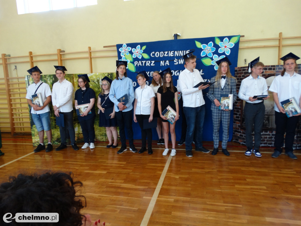 Wzruszeni uczniowie VIII klas z Czwórki