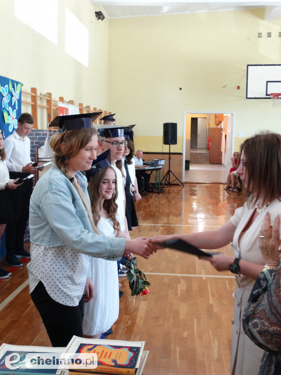 Wzruszeni uczniowie VIII klas z Czwórki