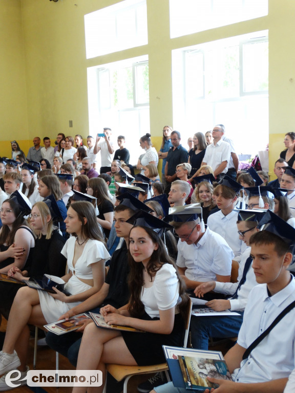 Wzruszeni uczniowie VIII klas z Czwórki