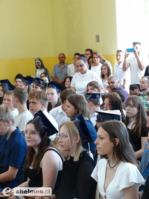 Wzruszeni uczniowie VIII klas z Czwórki