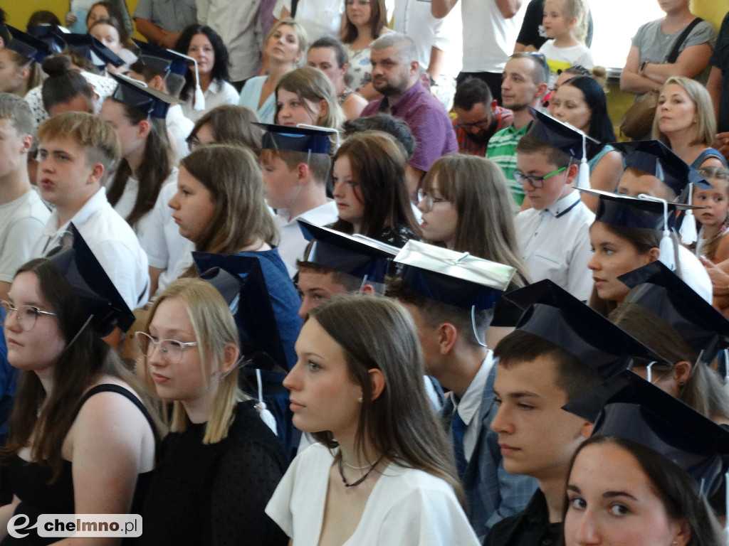 Wzruszeni uczniowie VIII klas z Czwórki