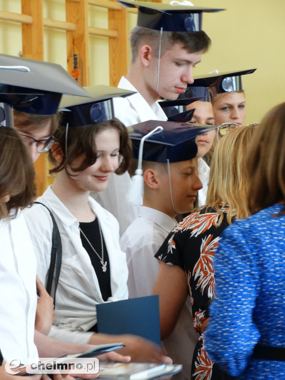 Wzruszeni uczniowie VIII klas z Czwórki