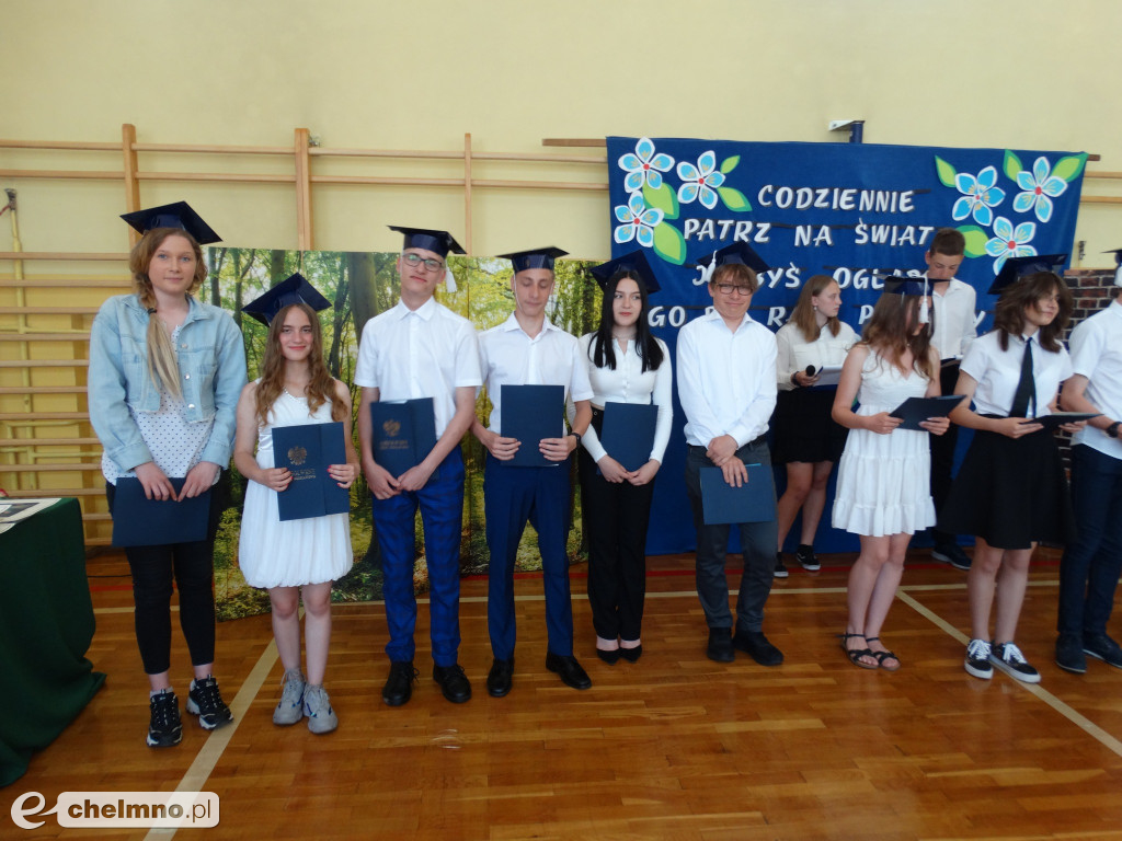 Wzruszeni uczniowie VIII klas z Czwórki