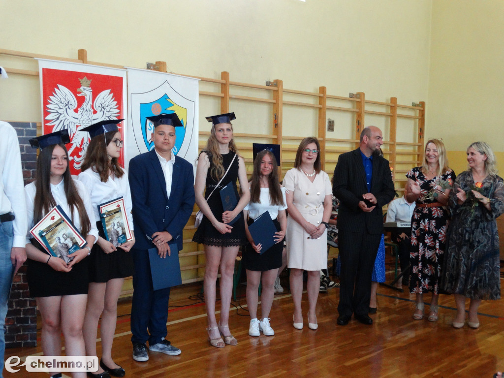 Wzruszeni uczniowie VIII klas z Czwórki