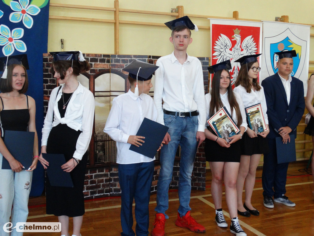 Wzruszeni uczniowie VIII klas z Czwórki