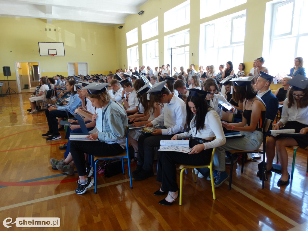 Wzruszeni uczniowie VIII klas z Czwórki