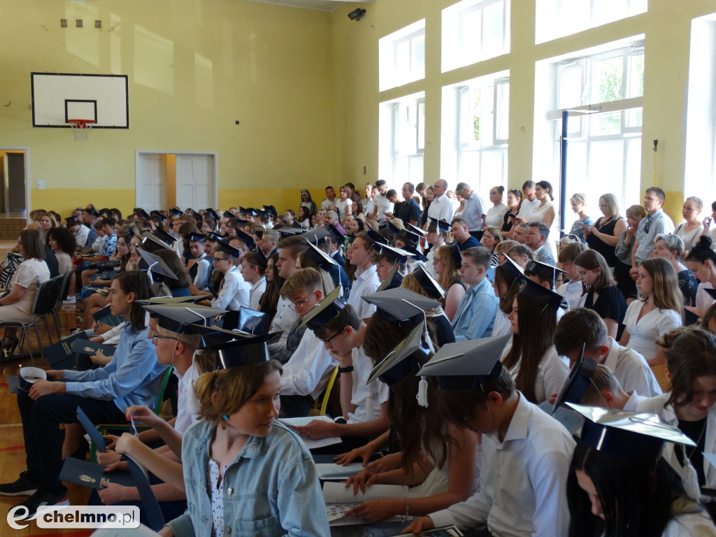 Wzruszeni uczniowie VIII klas z Czwórki