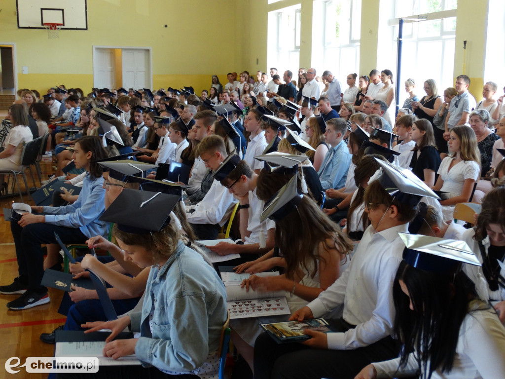 Wzruszeni uczniowie VIII klas z Czwórki