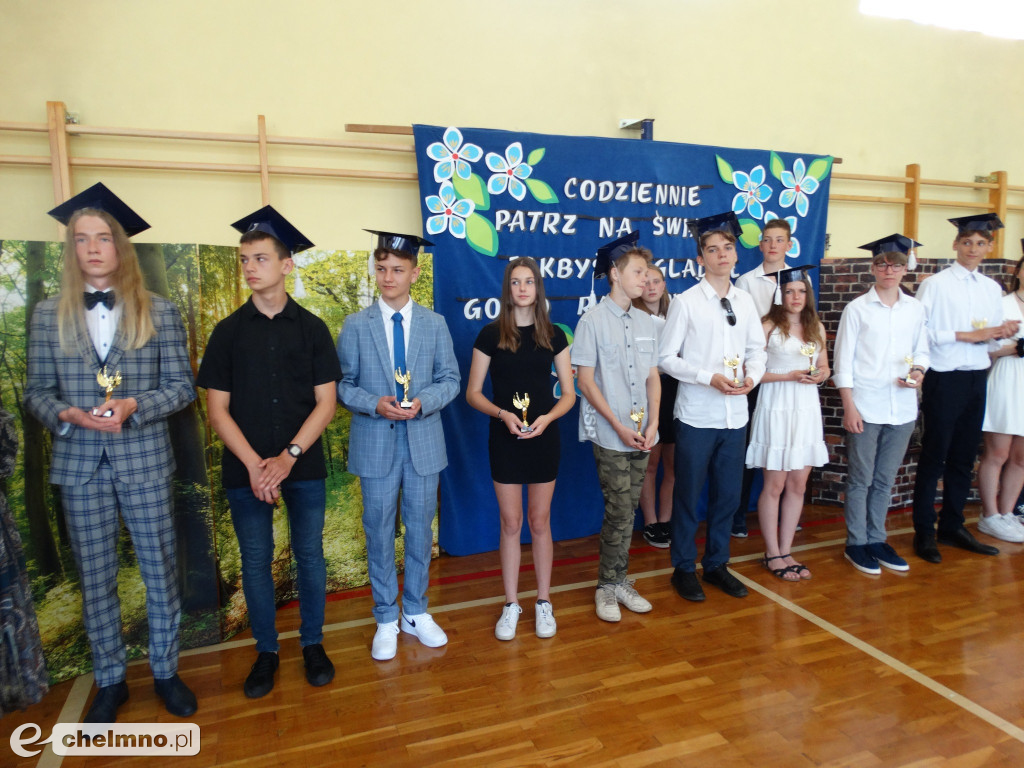 Wzruszeni uczniowie VIII klas z Czwórki
