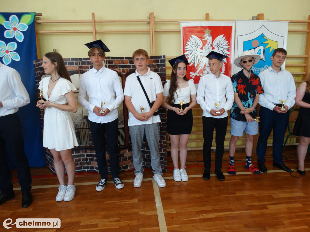 Wzruszeni uczniowie VIII klas z Czwórki