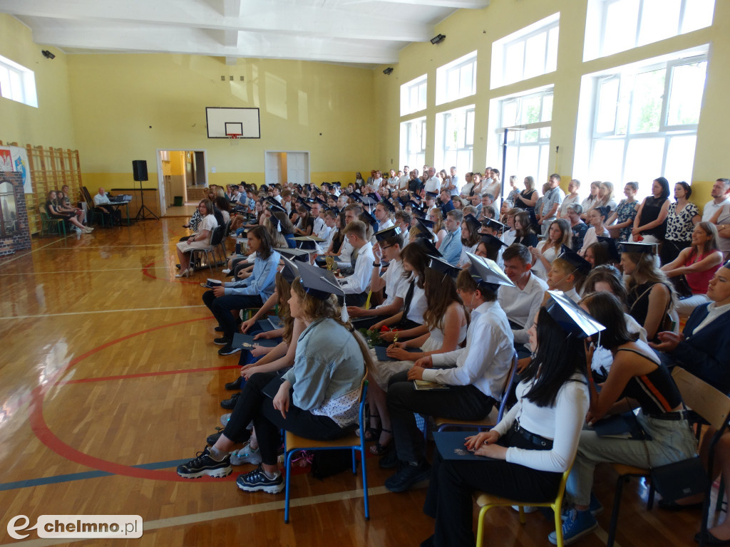 Wzruszeni uczniowie VIII klas z Czwórki