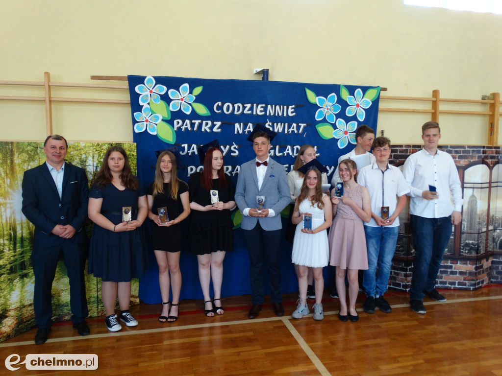Wzruszeni uczniowie VIII klas z Czwórki
