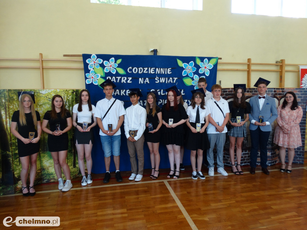 Wzruszeni uczniowie VIII klas z Czwórki