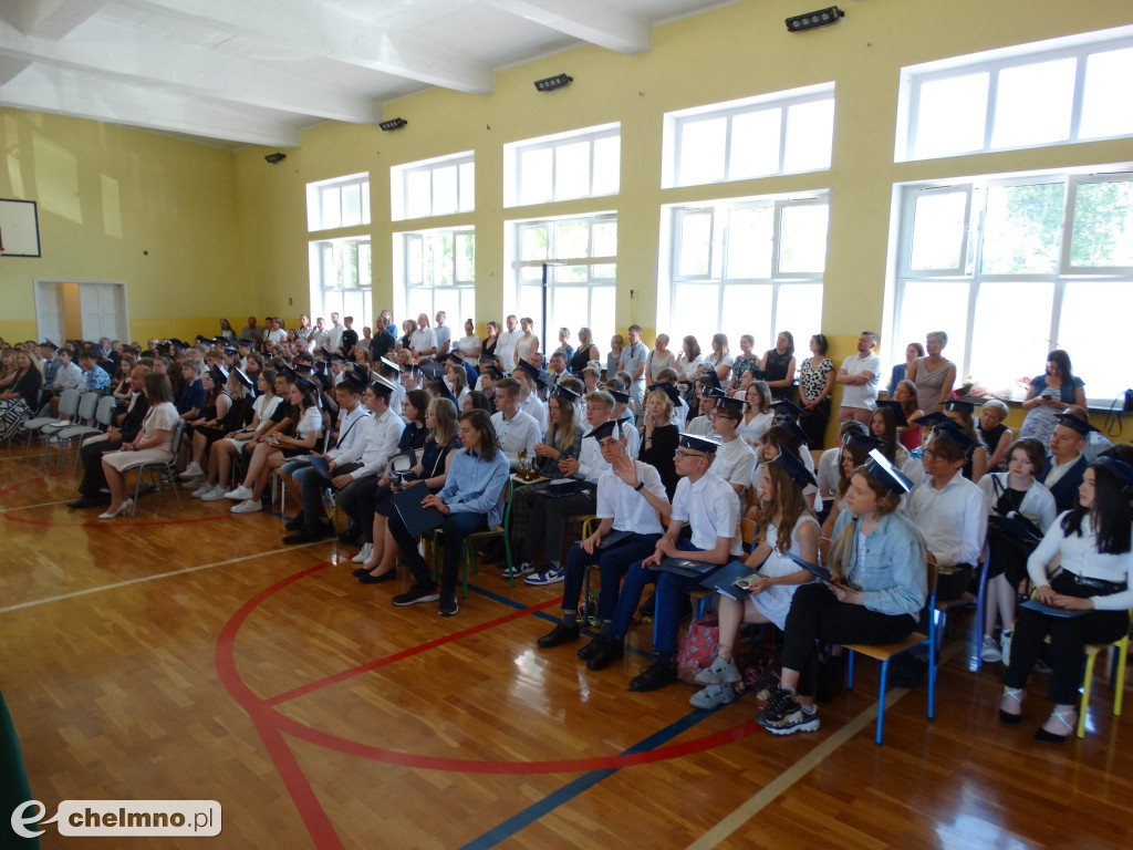 Wzruszeni uczniowie VIII klas z Czwórki