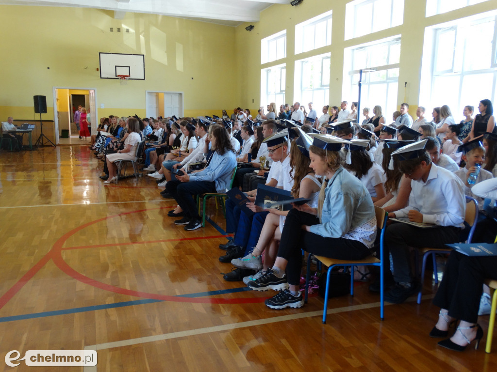 Wzruszeni uczniowie VIII klas z Czwórki