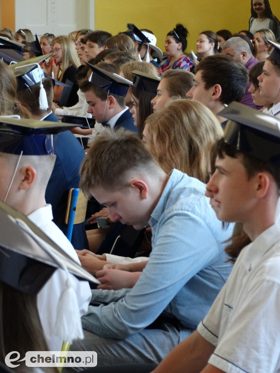 Wzruszeni uczniowie VIII klas z Czwórki