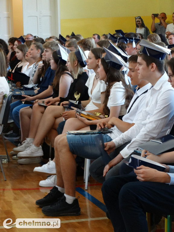 Wzruszeni uczniowie VIII klas z Czwórki