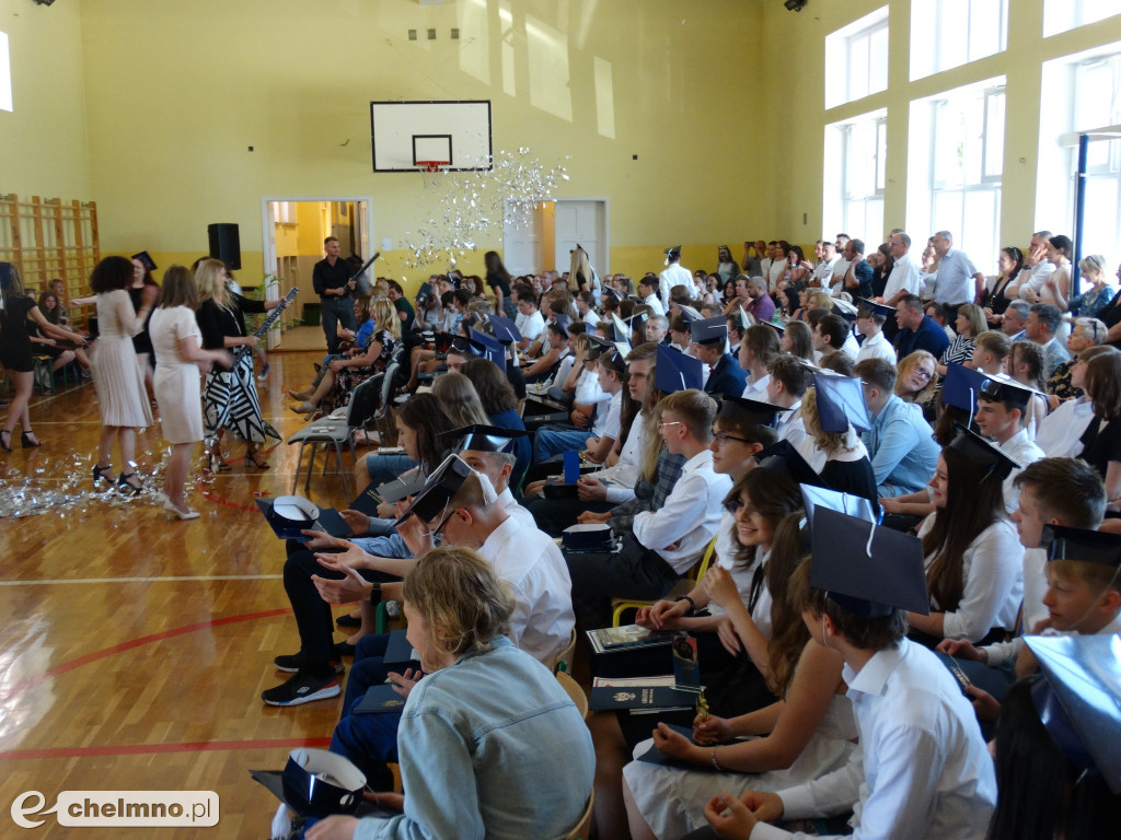 Wzruszeni uczniowie VIII klas z Czwórki