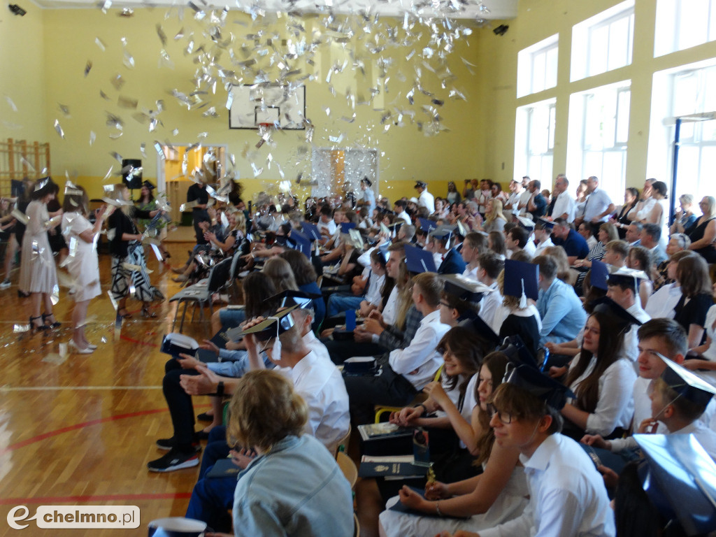 Wzruszeni uczniowie VIII klas z Czwórki