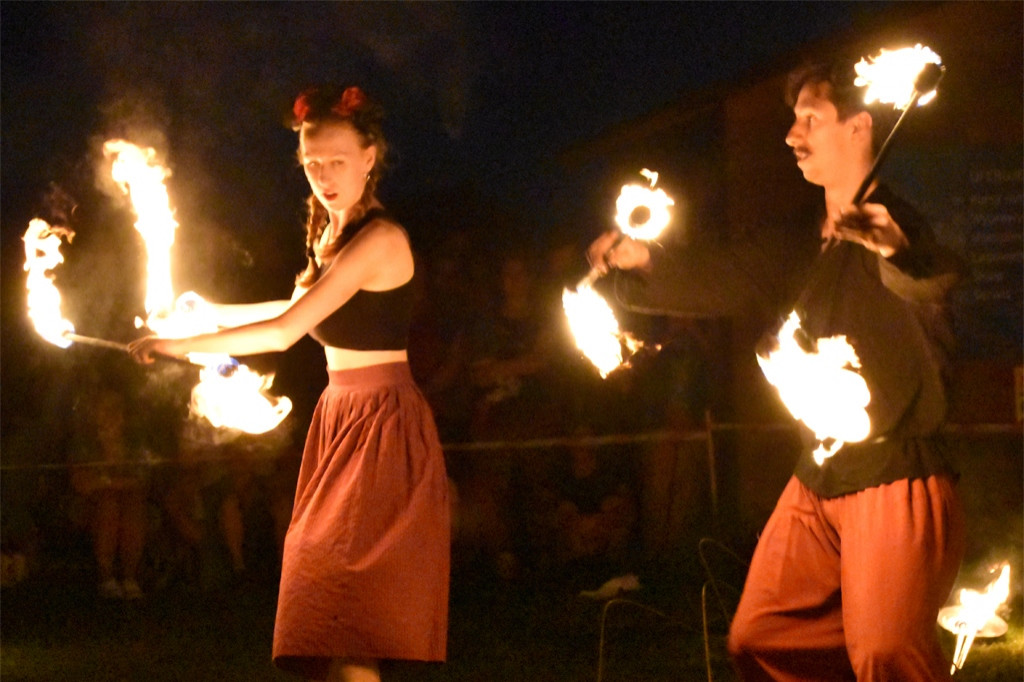 Efektowny pokaz Fire Show nad Jeziorem Starogrodzkim