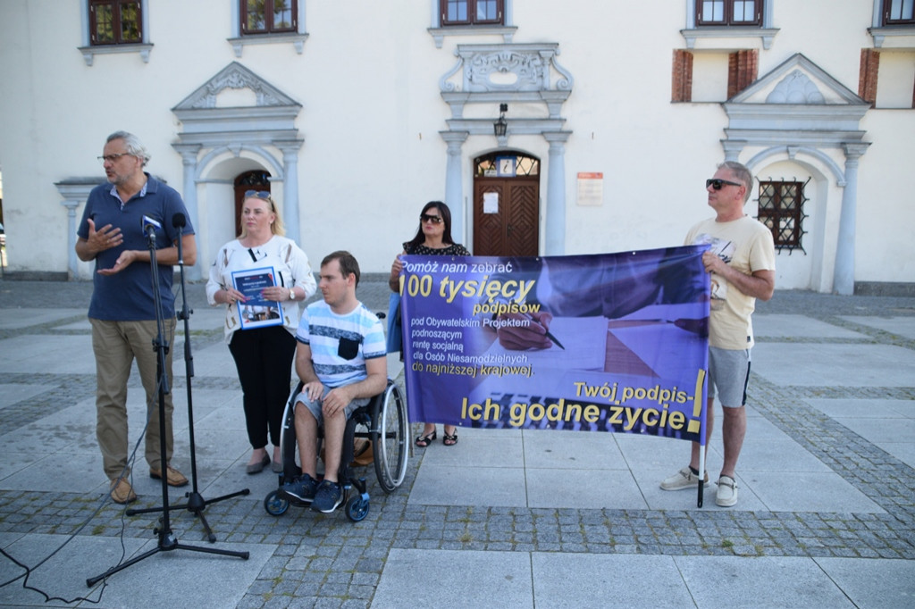 Posłowie walczą o zwiększenie renty socjalnej