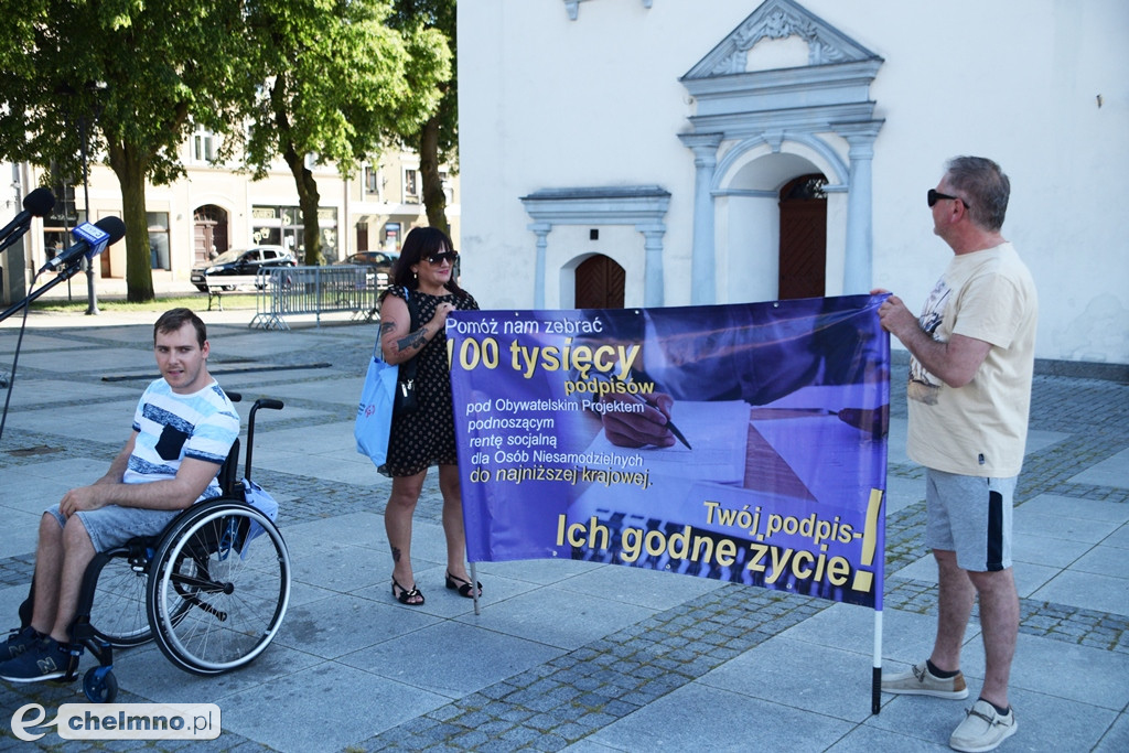 Posłowie walczą o zwiększenie renty socjalnej