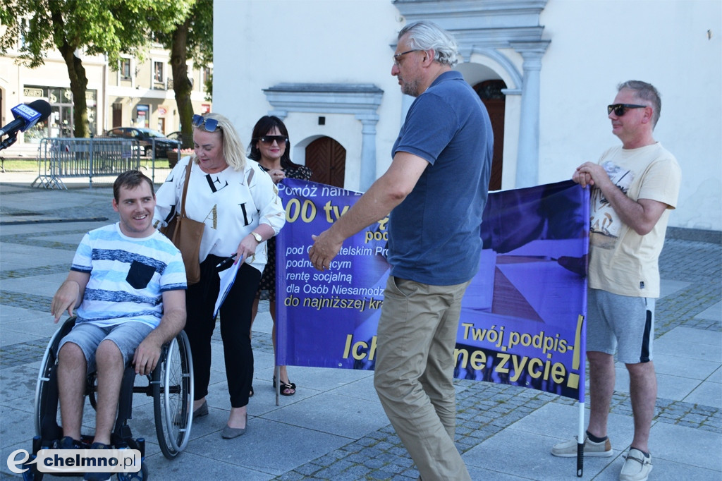Posłowie walczą o zwiększenie renty socjalnej