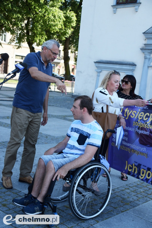 Posłowie walczą o zwiększenie renty socjalnej