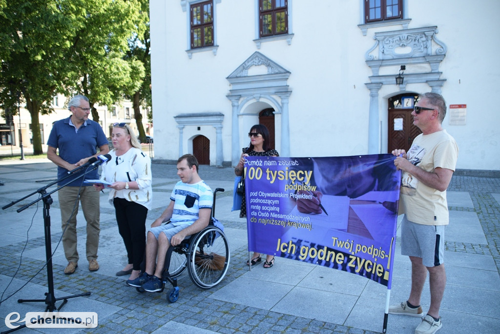 Posłowie walczą o zwiększenie renty socjalnej