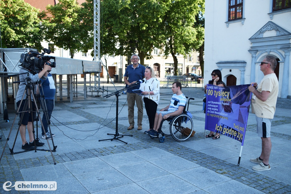 Posłowie walczą o zwiększenie renty socjalnej