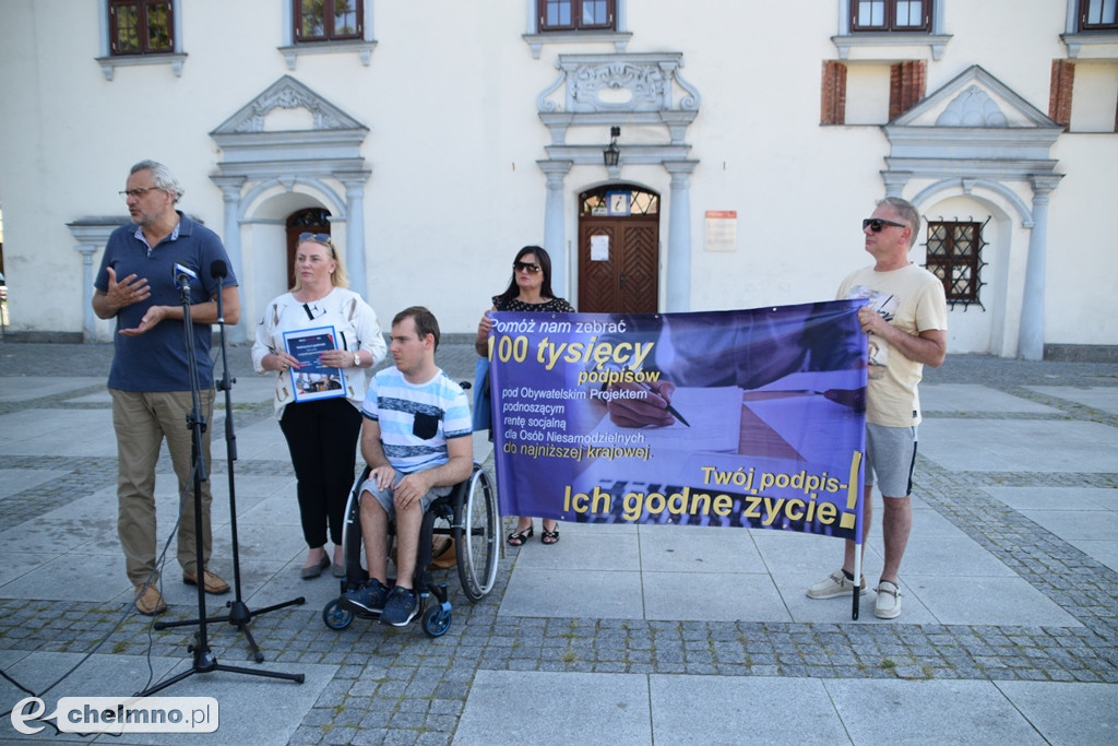 Posłowie walczą o zwiększenie renty socjalnej