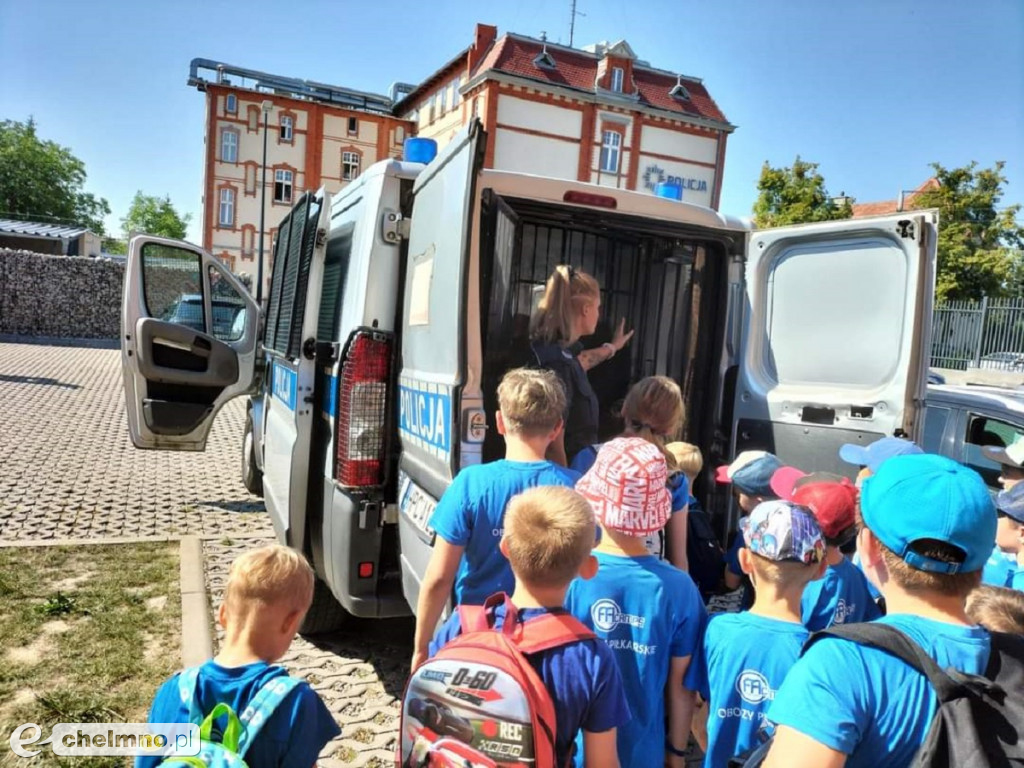 Młodzi piłkarze odwiedzili chełmińską Komendę