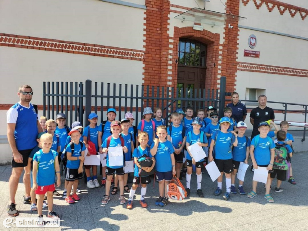 Młodzi piłkarze odwiedzili chełmińską Komendę