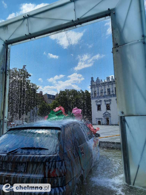 Myjnia samochodowa cieszy oczy przechodniów na Rynku