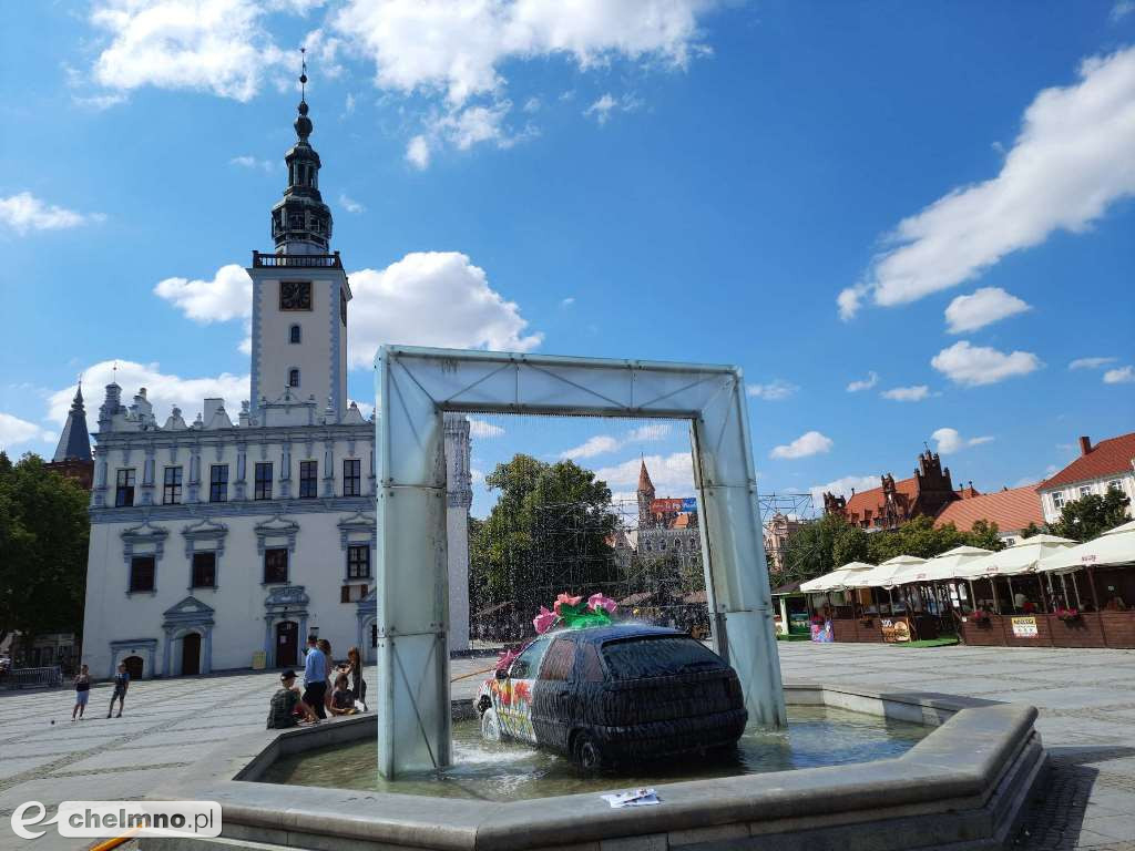 Myjnia samochodowa cieszy oczy przechodniów na Rynku
