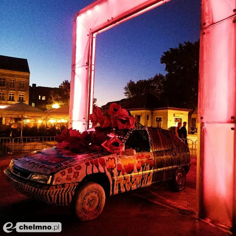 Myjnia samochodowa cieszy oczy przechodniów na Rynku