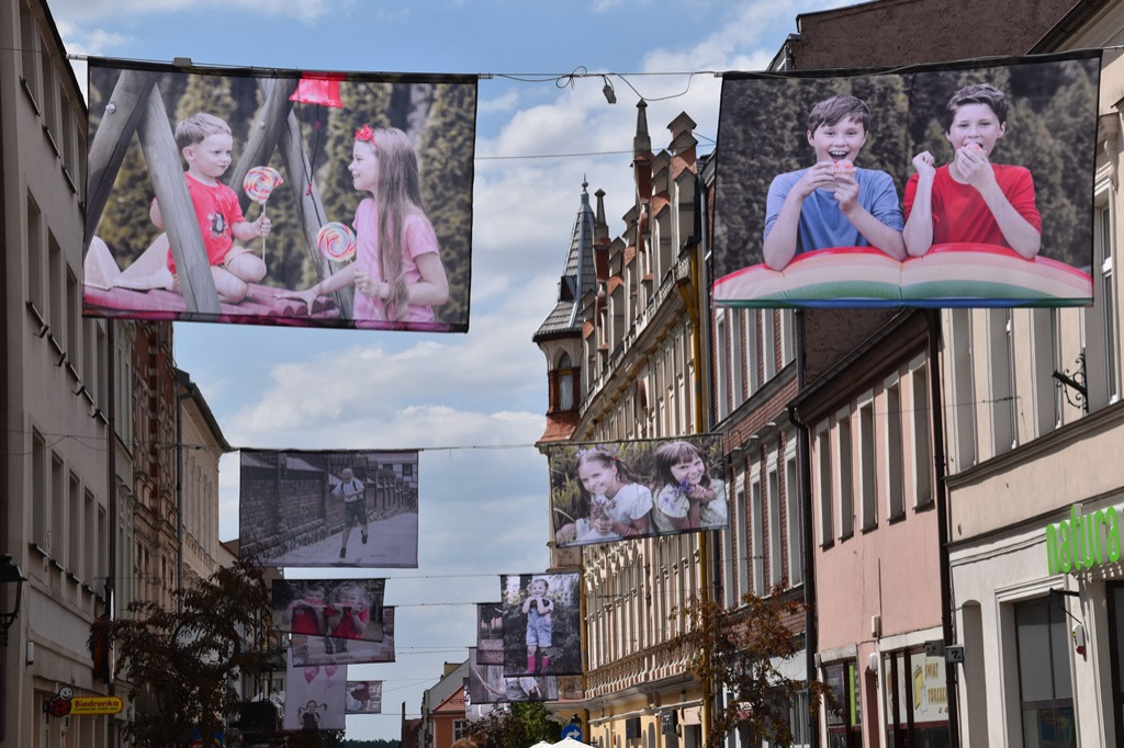 Radosne prace Ewy Porożyńskiej zdobią ulicę Grudziądzką