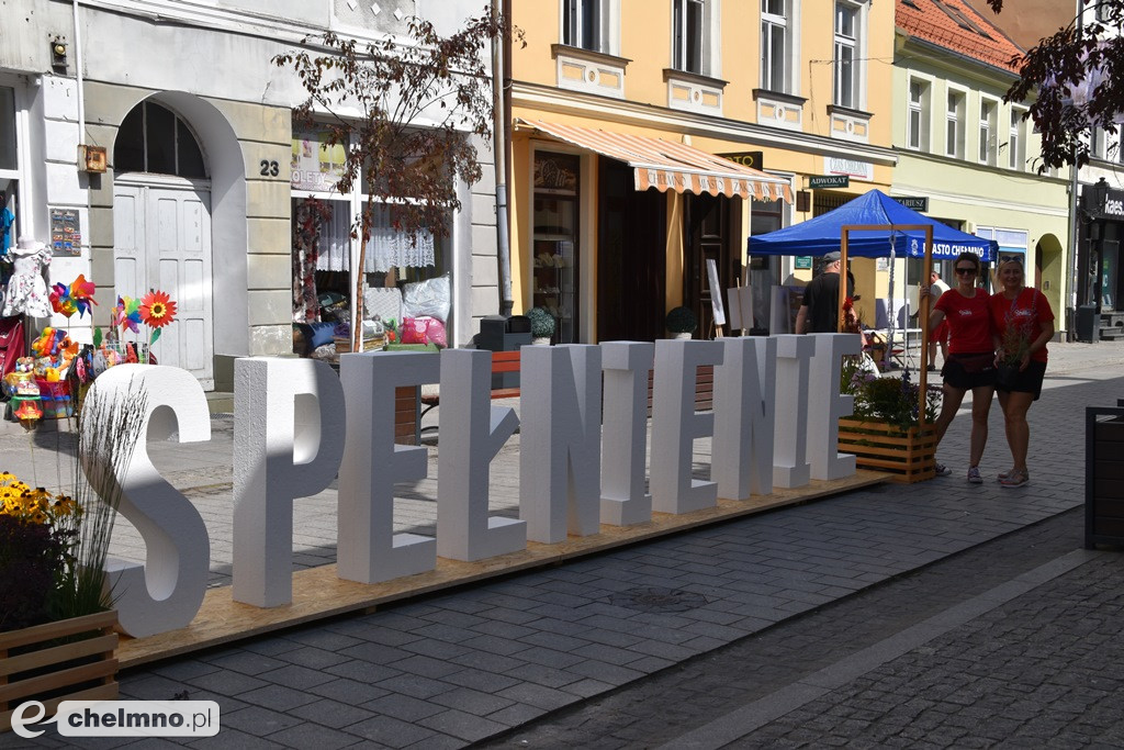 Radosne prace Ewy Porożyńskiej zdobią ulicę Grudziądzką