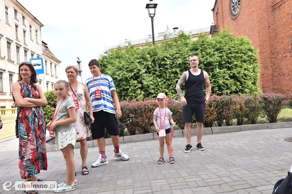 Tłumy osób przewijają się przez otwarte podwórka i strefy