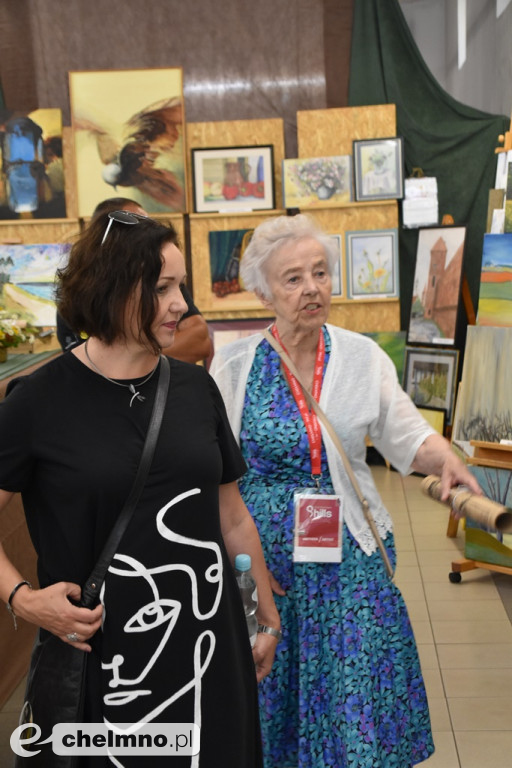 Tłumy osób przewijają się przez otwarte podwórka i strefy