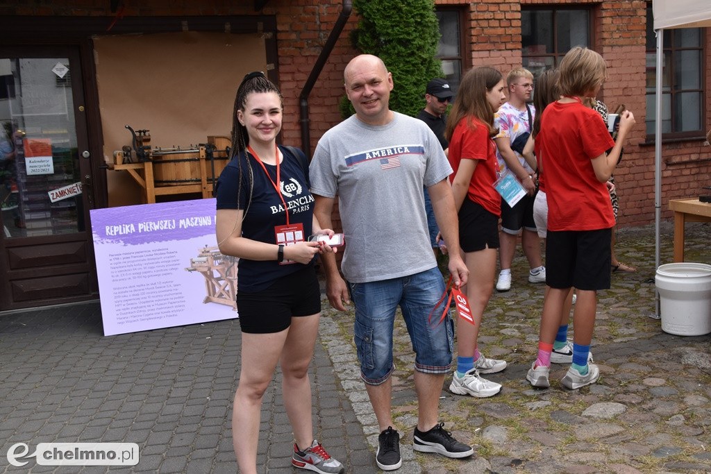 Tłumy osób przewijają się przez otwarte podwórka i strefy