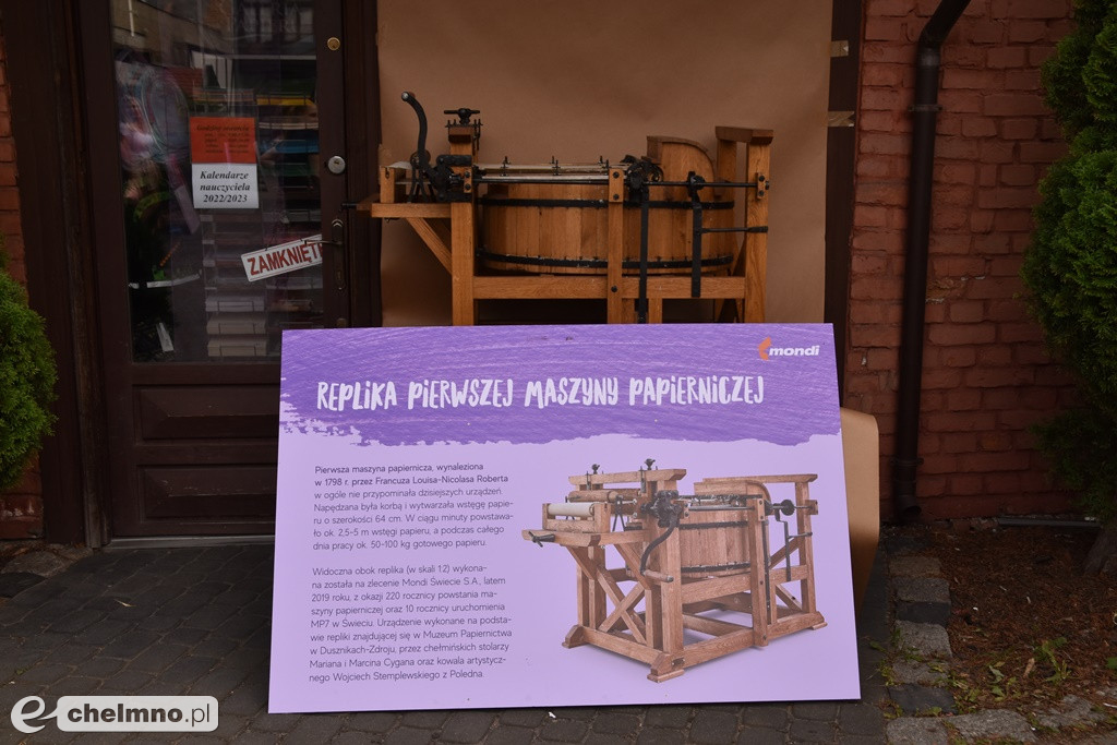 Tłumy osób przewijają się przez otwarte podwórka i strefy