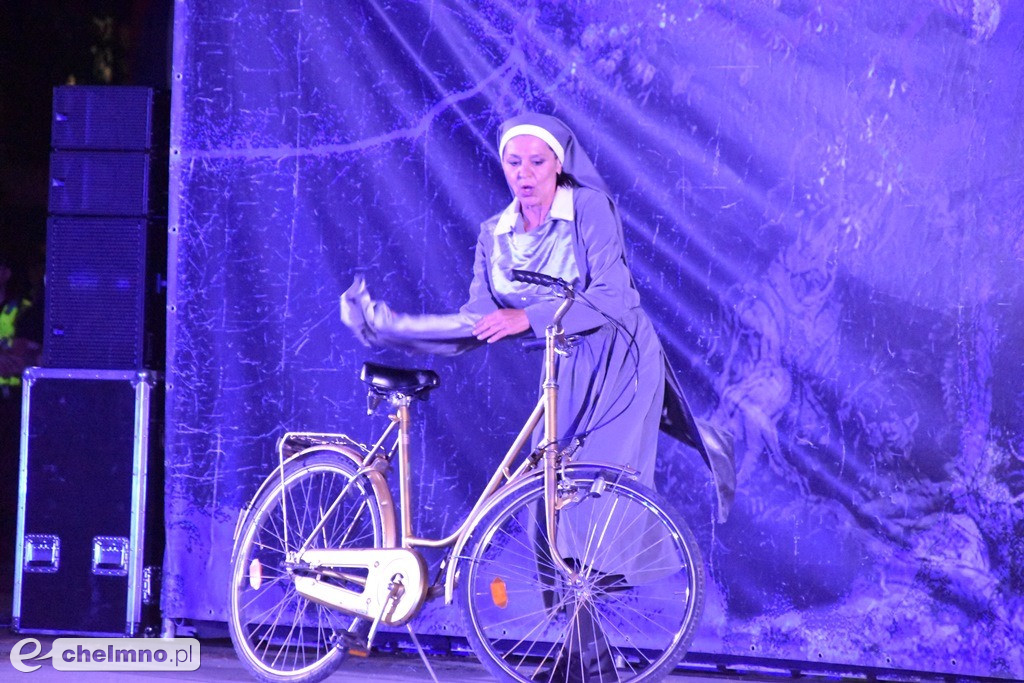 Spektakularna inscenizacja 