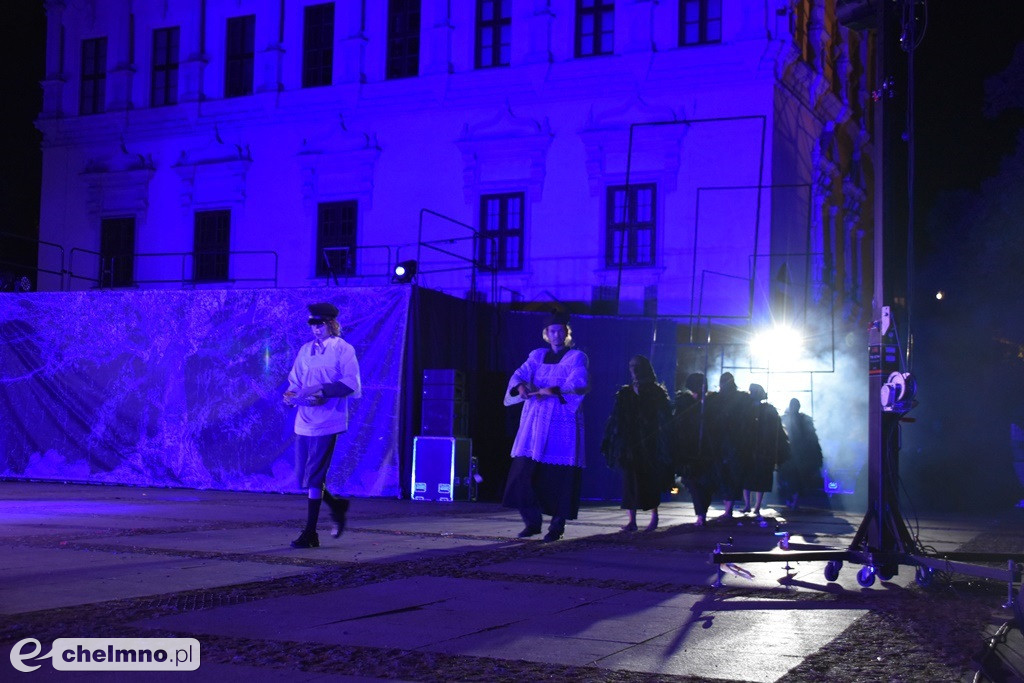 Spektakularna inscenizacja 