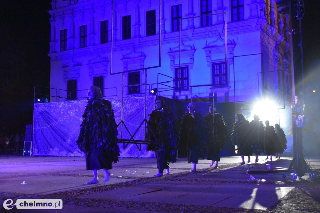 Spektakularna inscenizacja 