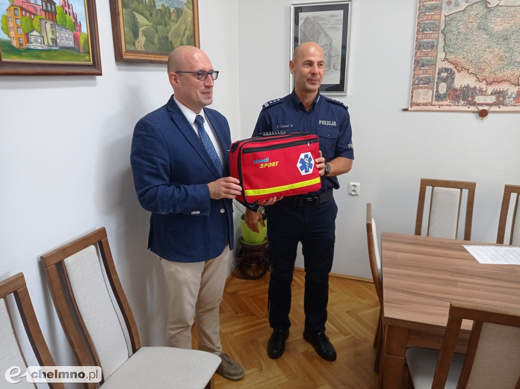 KPP w Chełmnie zyskała nowy sprzęt do ratowania życia
