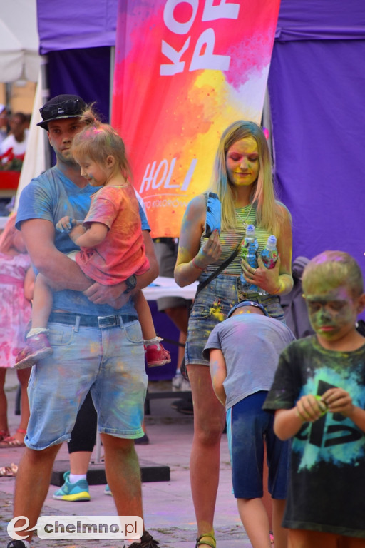 Szaleństwo na niedzielnym Święcie Kolorów Holi